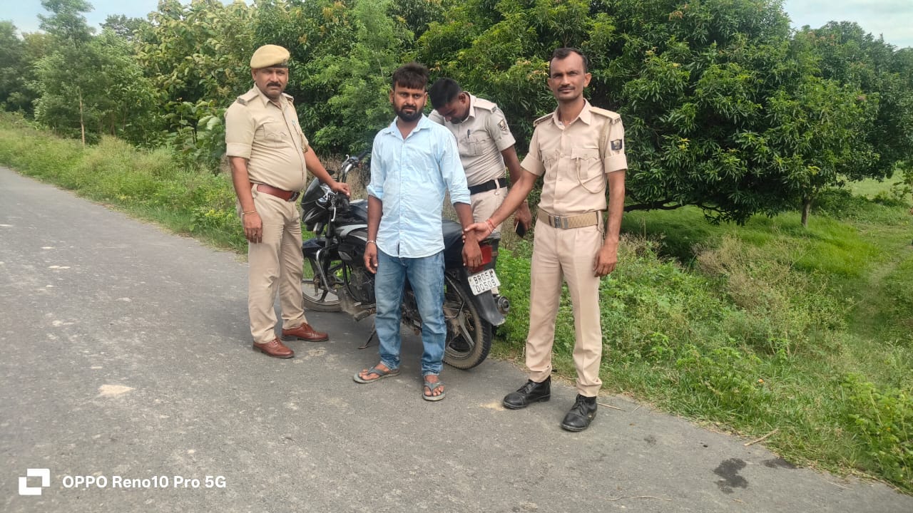 चोरी की बाइक के साथ पकड़ा गया बाईक चोर चोरी की बाइक के साथ पकड़ा गया बाईक चोर