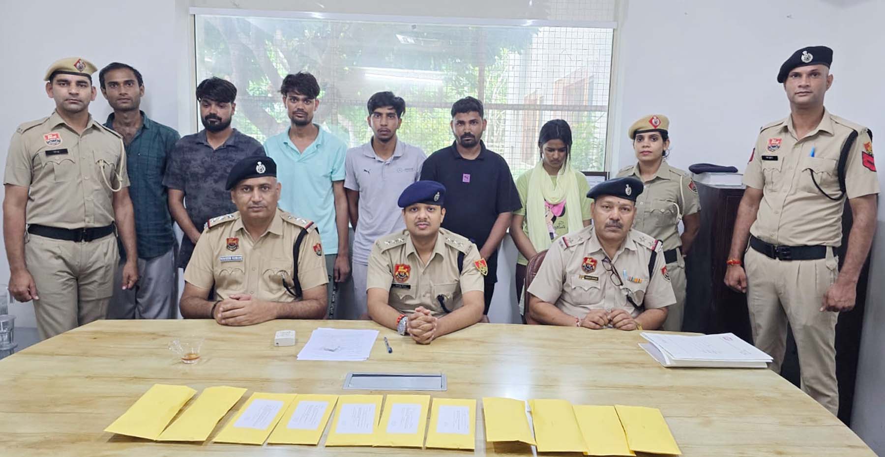 गुरुग्राम पुलिस द्वारा काबू किए गए ठगी के आरोपी।