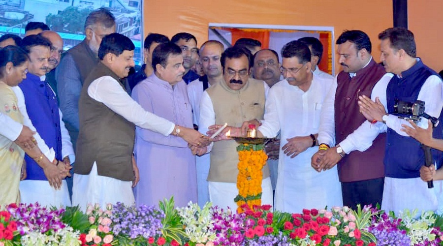 जबलपुर में मध्य प्रदेश के सबसे बड़े फ्लाईओवर के लोकार्पण कार्यक्रम का शुभारंभ करते हुए अतिथि जबलपुर में मध्य प्रदेश के सबसे बड़े फ्लाईओवर के लोकार्पण कार्यक्रम का शुभारंभ करते हुए अतिथि