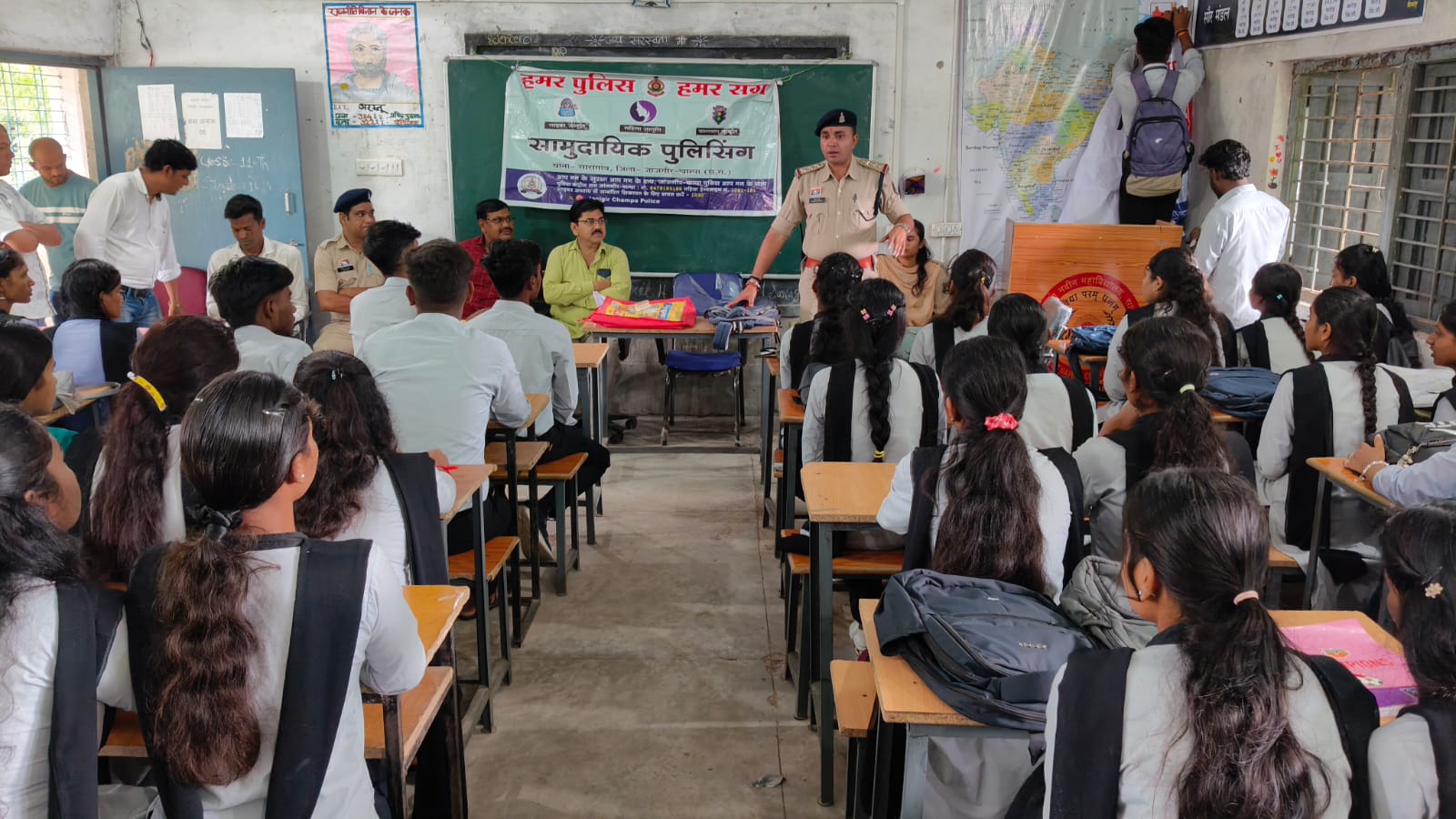 जांजगीर-चाम्पा पुलिस ने सारागांव के नवीन महाविद्यालय में आयोजित किया जन जागरूकता कार्यक्रम जांजगीर-चाम्पा पुलिस ने सारागांव के नवीन महाविद्यालय में आयोजित किया जन जागरूकता कार्यक्रम