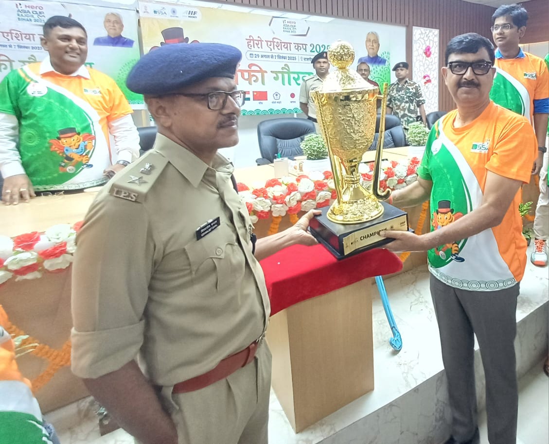 नालंदा आगमन पर टीम स्वागत करते एंकर नालंदा आगमन पर टीम स्वागत करते एंकर