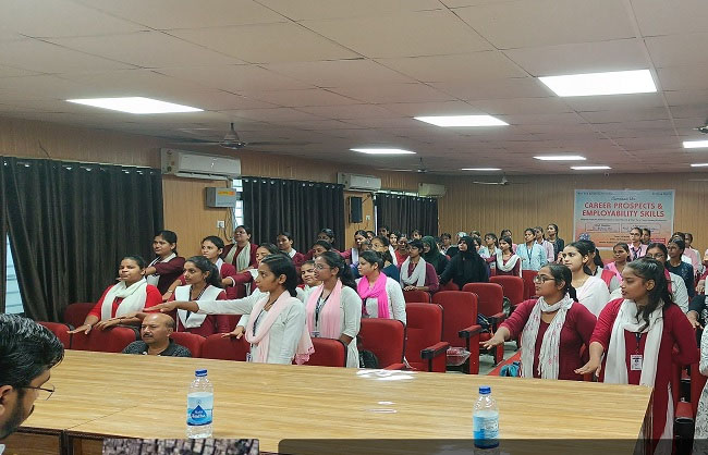 कार्यक्रम को संबोधित करते ब्रिटिश लिंगुआ के संस्थापक डॉ. बीरबल झा कार्यक्रम को संबोधित करते ब्रिटिश लिंगुआ के संस्थापक डॉ. बीरबल झा