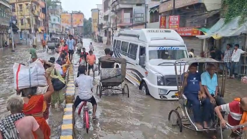 बारिश के बाद वाराणसी में सड़कों पर व बीएचयू में जलभराव का दृष्य बारिश के बाद वाराणसी में सड़कों पर व बीएचयू में जलभराव का दृष्य