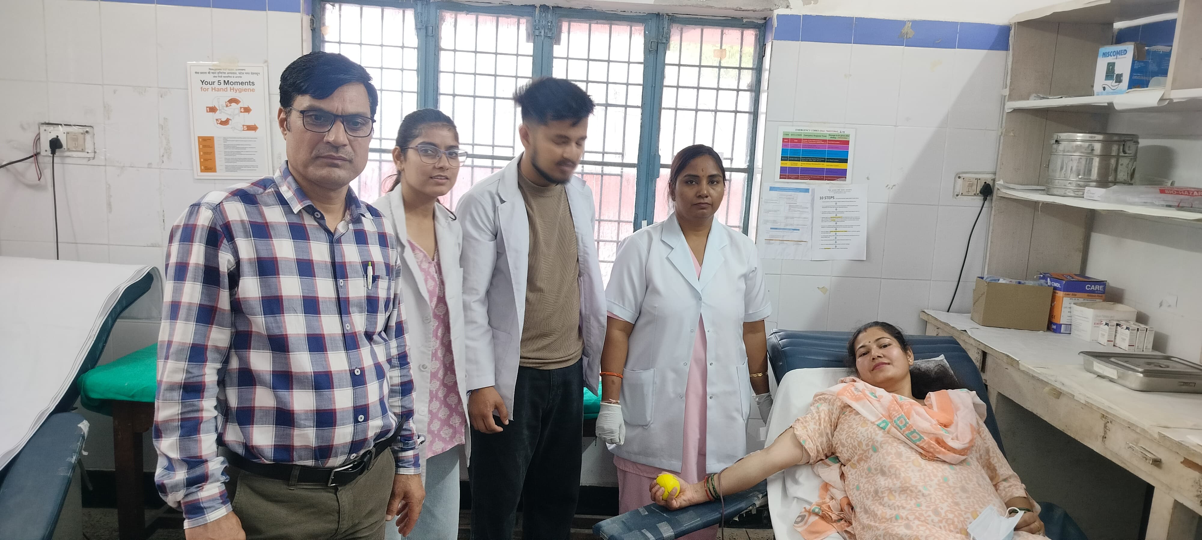 पौड़ी अस्पताल में रक्तदान शिविर  हिस्सा लेते लोग