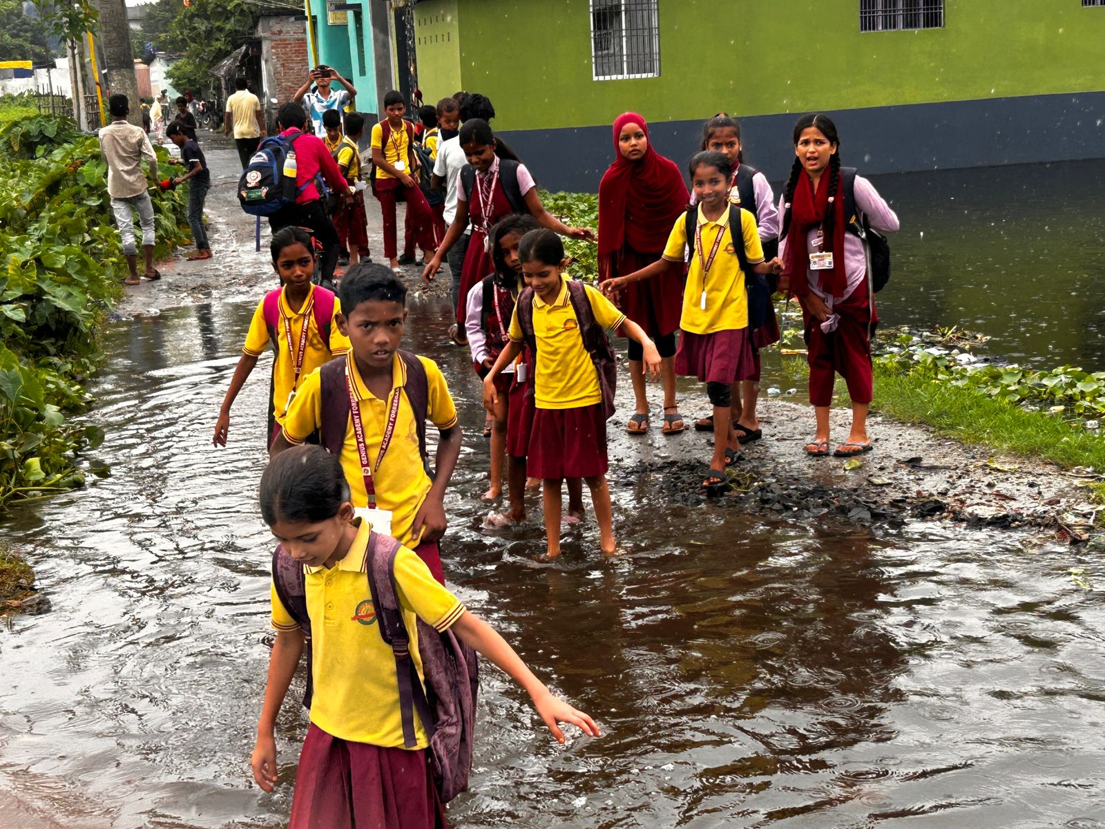 अररिया फोटो:स्कूली बच्चे गंदे पानी से गुजरते अररिया फोटो:स्कूली बच्चे गंदे पानी से गुजरते