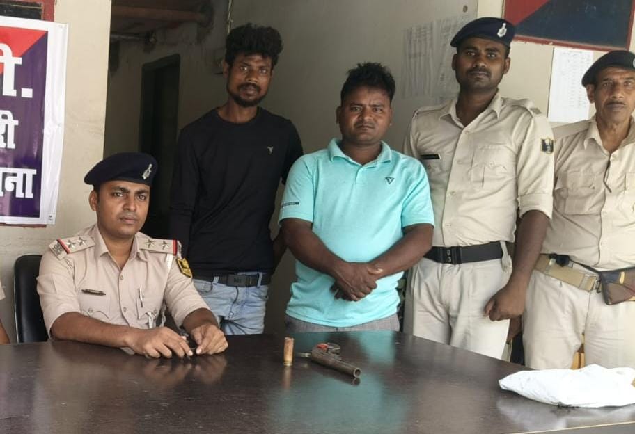 बरामद हथियार के साथ दोनो अभियुक्त बरामद हथियार के साथ दोनो अभियुक्त
