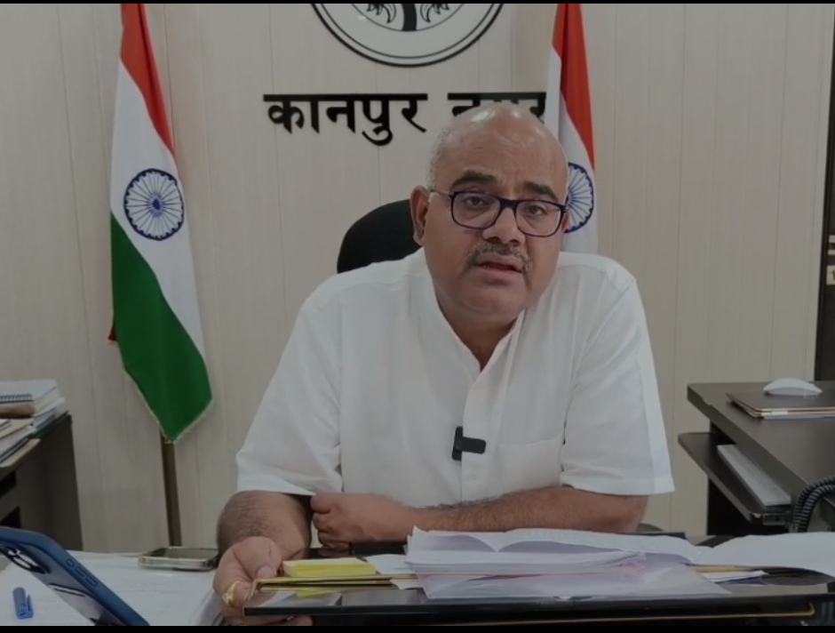 पुनरीक्षण मतदाता सूची की जानकारी देते जिलाधिकारी