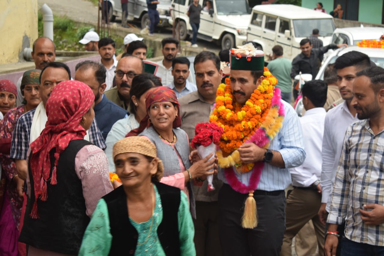 विक्रमादित्य सिंह का स्वागत करते लोग विक्रमादित्य सिंह का स्वागत करते लोग