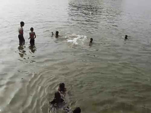 पिंडारा तीर्थ सरोवर में तलाश करते हुए।