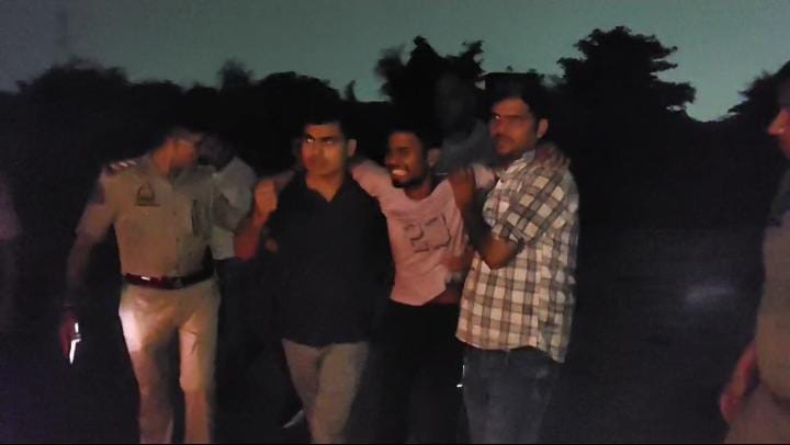 गिरफ्तार बदमाश को अस्पताल ले जाती पुलिस टीम गिरफ्तार बदमाश को अस्पताल ले जाती पुलिस टीम