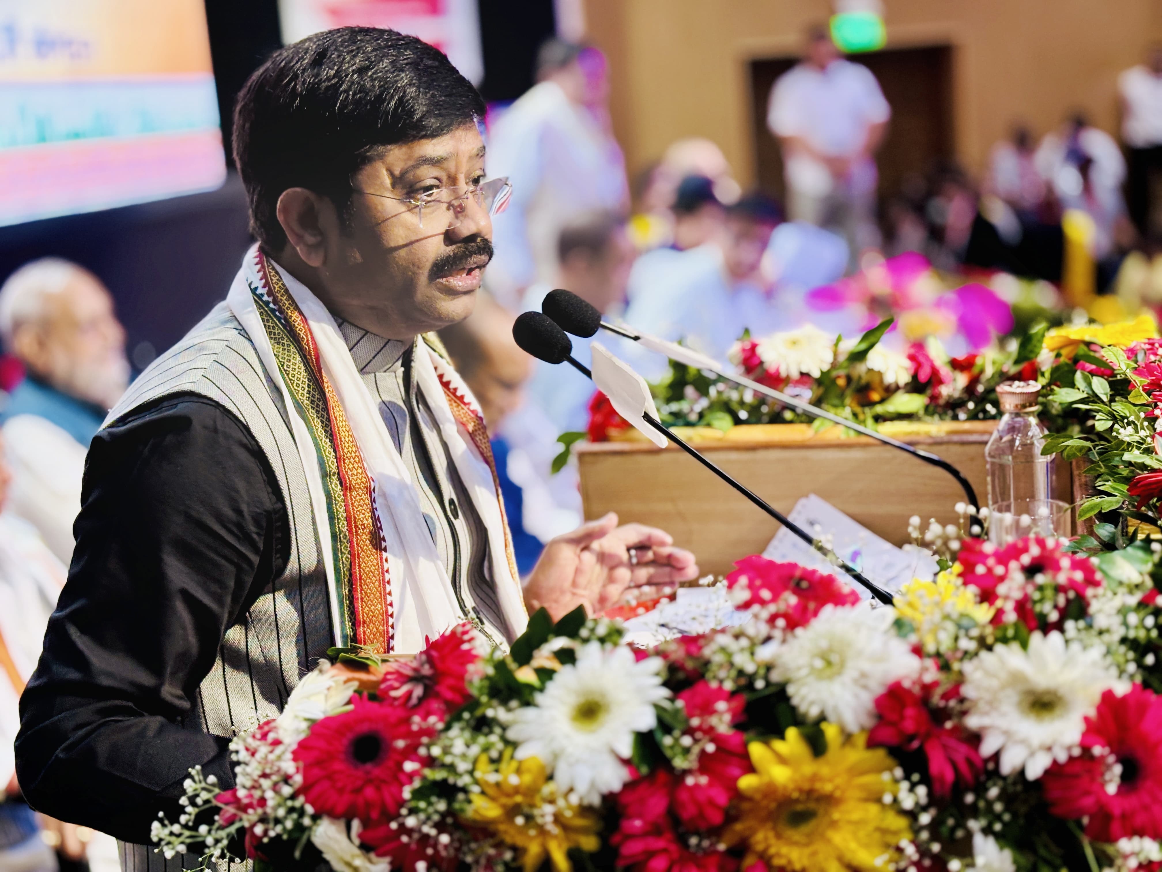व्यापारी शिखर सम्मेलन में बोलते मंत्री नंदगोपाल गुप्ता नंदी व्यापारी शिखर सम्मेलन में बोलते मंत्री नंदगोपाल गुप्ता नंदी