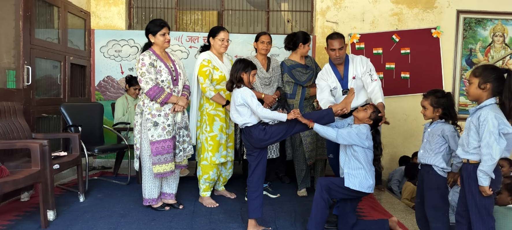 शिविर में कोच रोहतास छात्राओं को सेल्फ डिफेंंस का प्रशिक्षण देते हुए।