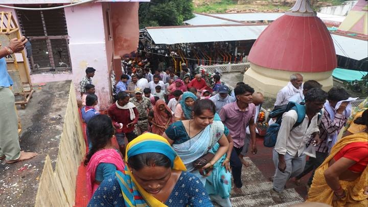 शनिचरी अमावस्या पर शनिधाम पहुंचे श्रद्धालु शनिचरी अमावस्या पर शनिधाम पहुंचे श्रद्धालु