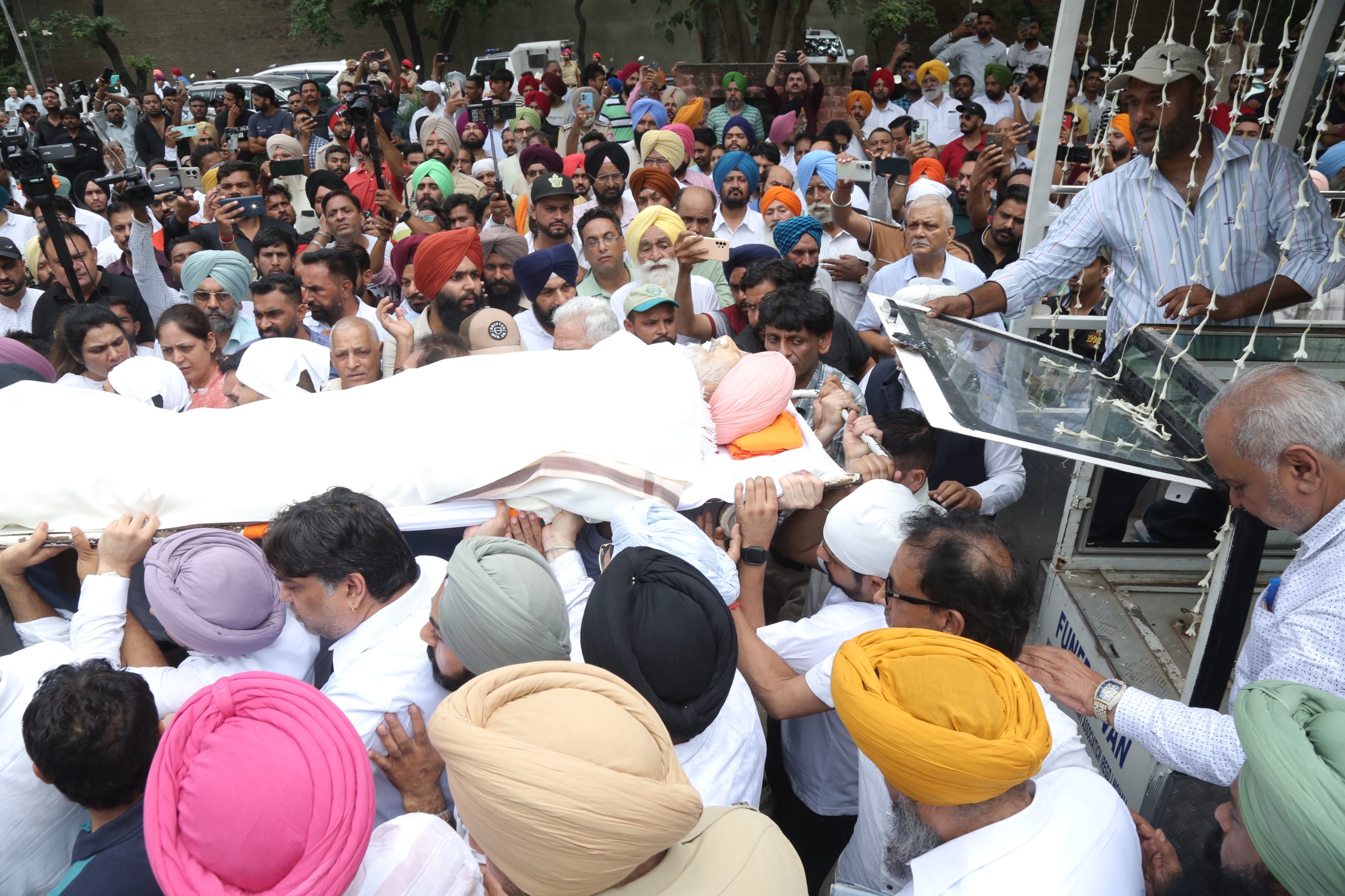 पंजाबी फिल्माें के काॅमेडियन जसविंद्र भल्ला काे अंतिम विदाई देते परिजन व प्रशंसक