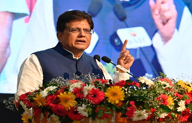 उद्यमी और व्यापारी नेतृत्व शिखर सम्मेलन को संबोधित करते पीयूष गोयल उद्यमी और व्यापारी नेतृत्व शिखर सम्मेलन को संबोधित करते पीयूष गोयल
