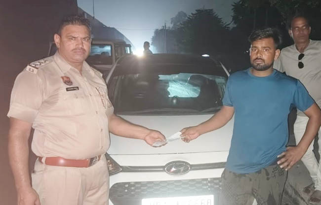 सोनीपत: वाहनों के चलान करते हुए पुलिस कर्मी सोनीपत: वाहनों के चलान करते हुए पुलिस कर्मी