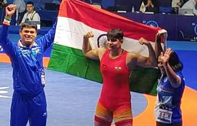 सोनीपत: पहलवान काजल ने बुल्गारिया विश्व कुश्ती चैंपियनशिप में स्वर्ण पदक जीत के बाद। सोनीपत: पहलवान काजल ने बुल्गारिया विश्व कुश्ती चैंपियनशिप में स्वर्ण पदक जीत के बाद।