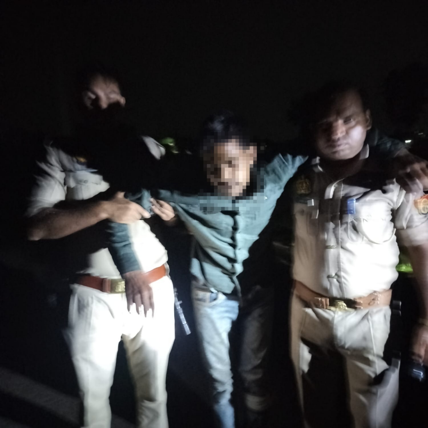 प्रतापगढ में पुलिस मुठभेड में घायल बदमाश प्रतापगढ में पुलिस मुठभेड में घायल बदमाश