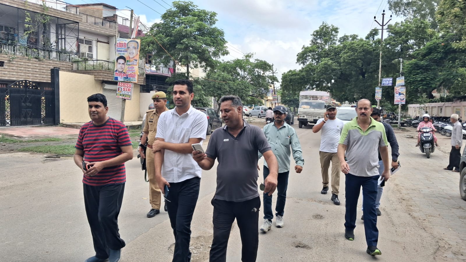 नगर आयुक्त सुधीर कुमार सड़को पर उतर कर साफ सफाई का जाएज़ा लेते हुए नगर आयुक्त सुधीर कुमार सड़को पर उतर कर साफ सफाई का जाएज़ा लेते हुए