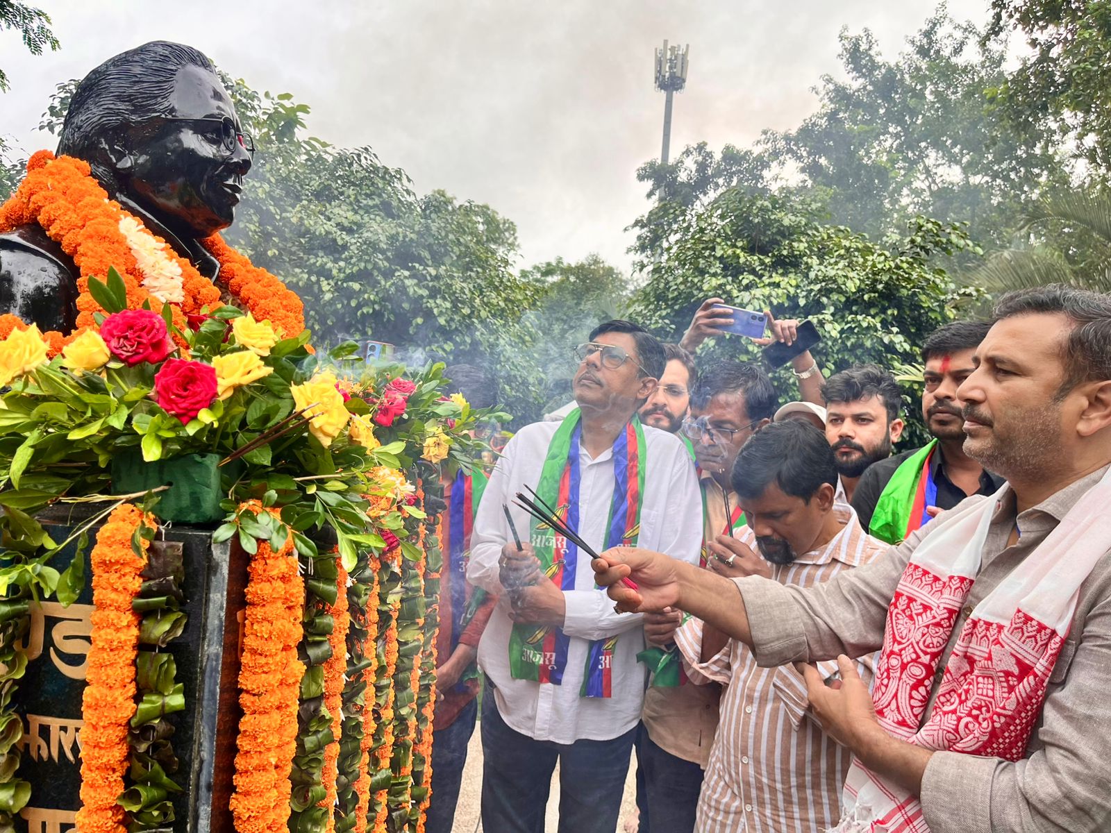रामदयाल मुंडा की प्रतिमा पर माल्यार्पण करते सुदेश सहित अन्य रामदयाल मुंडा की प्रतिमा पर माल्यार्पण करते सुदेश सहित अन्य