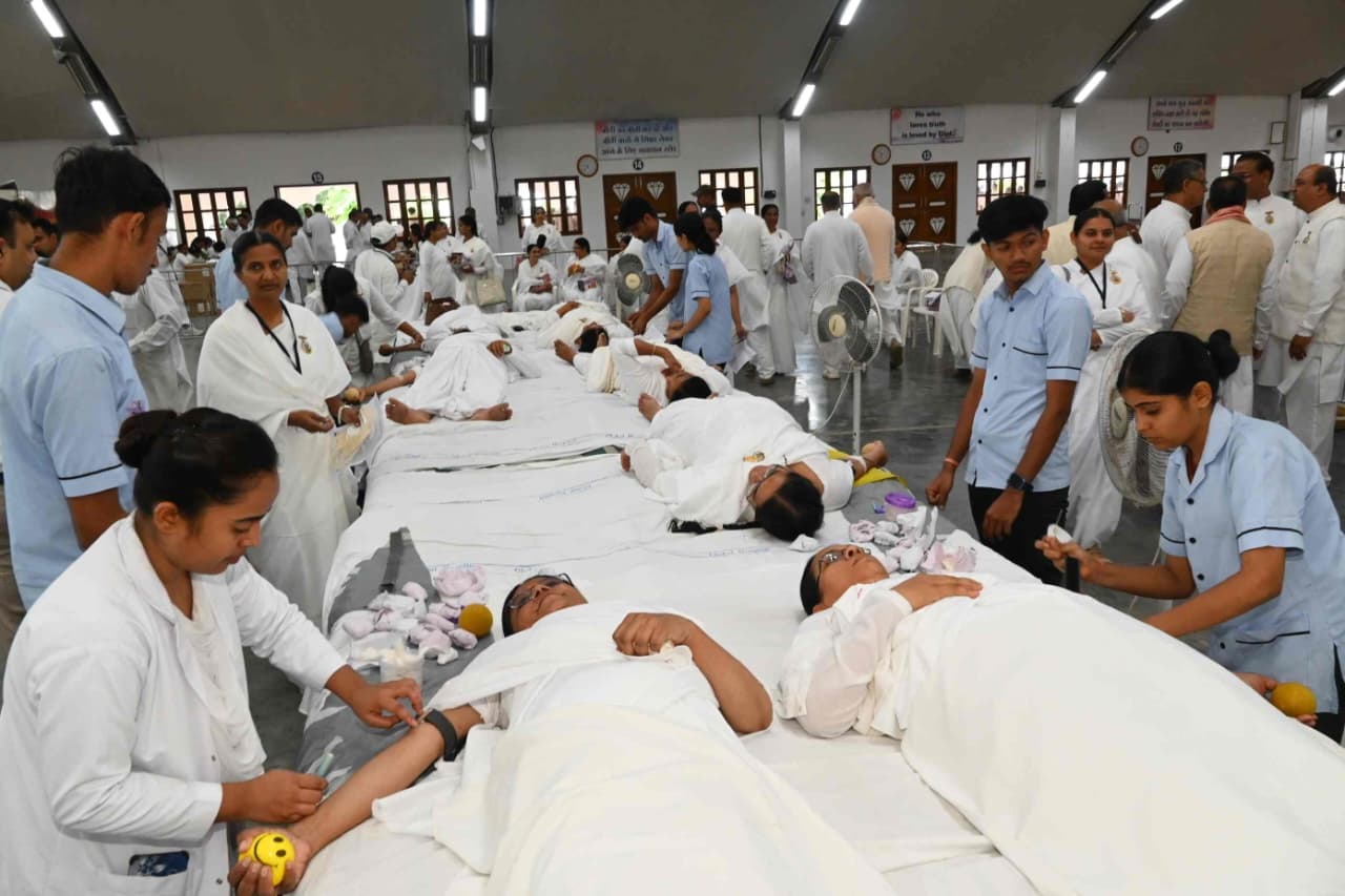 शिविर में रक्तदान करते भाई-बहनें। शिविर में रक्तदान करते भाई-बहनें।