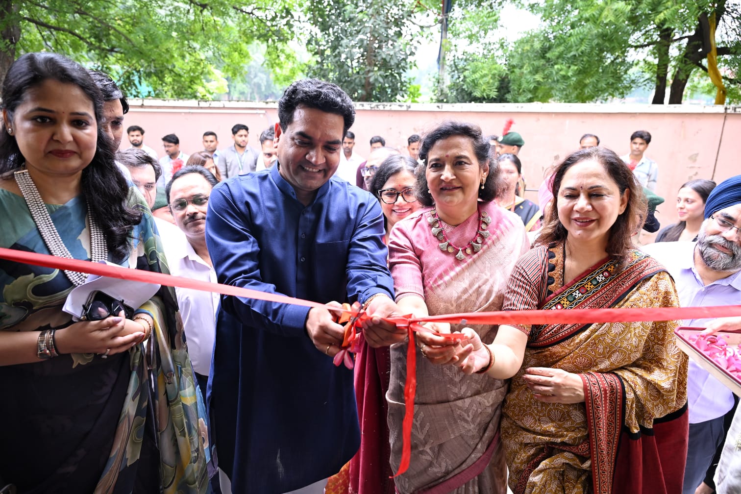 खालसा कॉलेज में शनिवार को रोजगार मेले के उद्घाटन करते दिल्ली की श्रम मंत्री कपिल मिश्रा