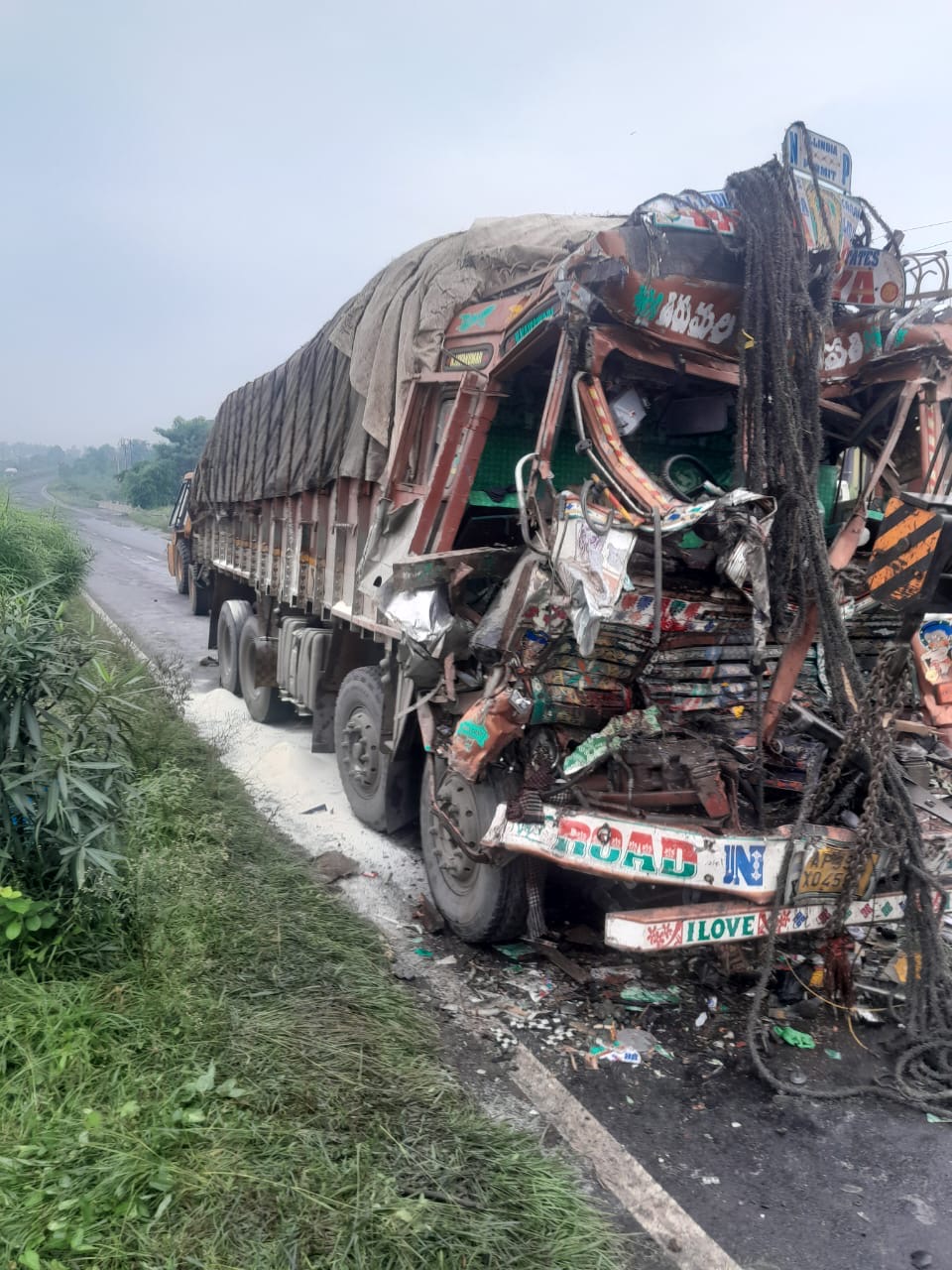 दुर्घटना में क्षतिग्रस्त ट्रक दुर्घटना में क्षतिग्रस्त ट्रक