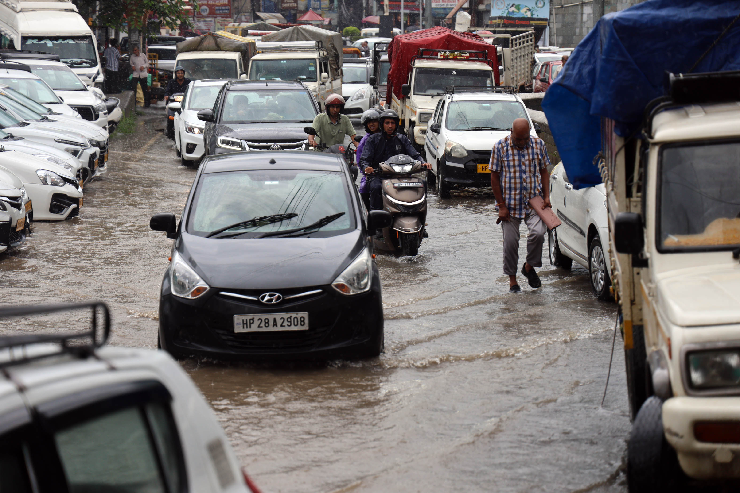 मंडी में झमाझम बारिश के बीच गुजरते वाहन