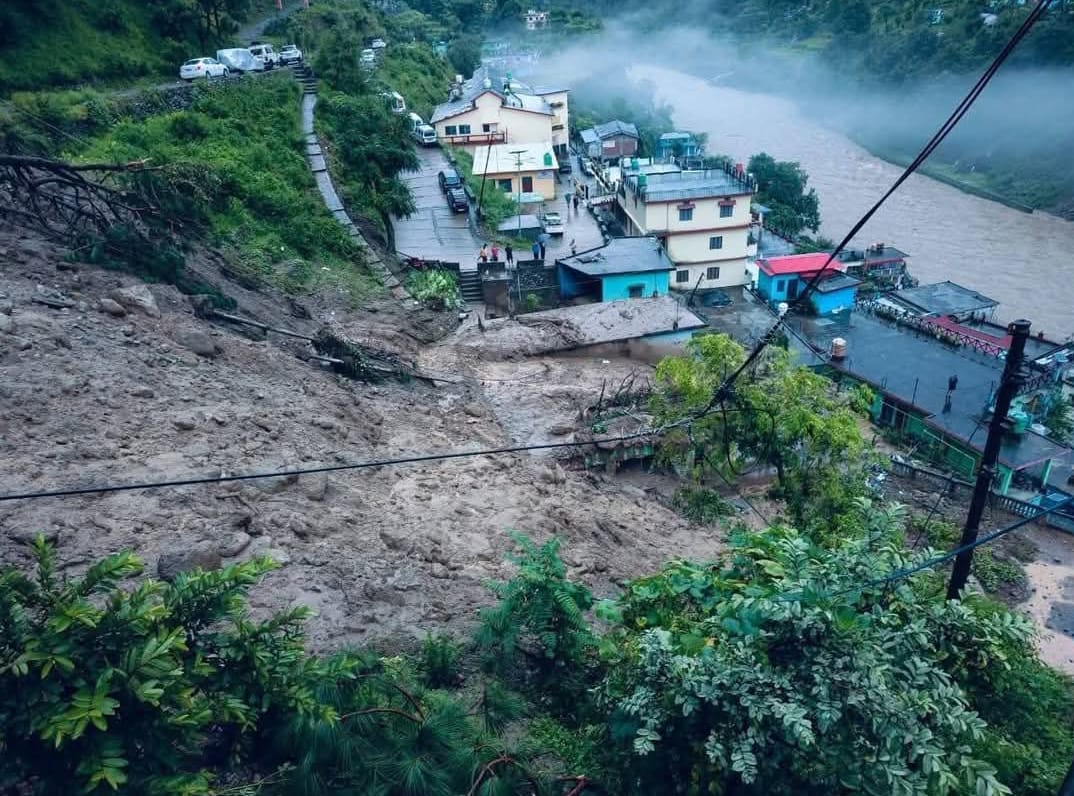 चमोली के थराली बाजार में मची तबाही का एक दृश्य। चमोली के थराली बाजार में मची तबाही का एक दृश्य।