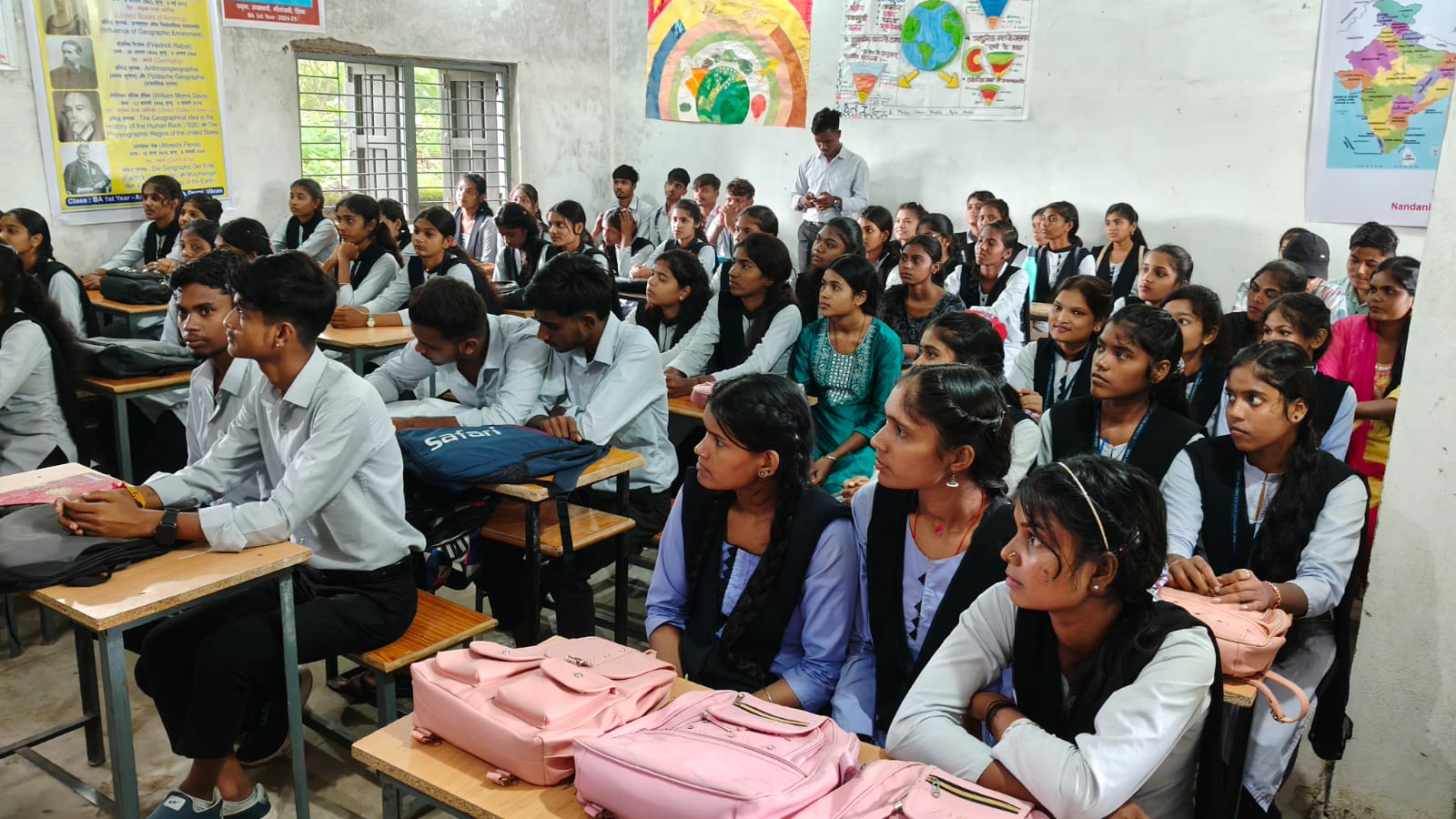 जांजगीर-चाम्पा पुलिस ने सारागांव के नवीन महाविद्यालय में आयोजित किया जन जागरूकता कार्यक्रम जांजगीर-चाम्पा पुलिस ने सारागांव के नवीन महाविद्यालय में आयोजित किया जन जागरूकता कार्यक्रम