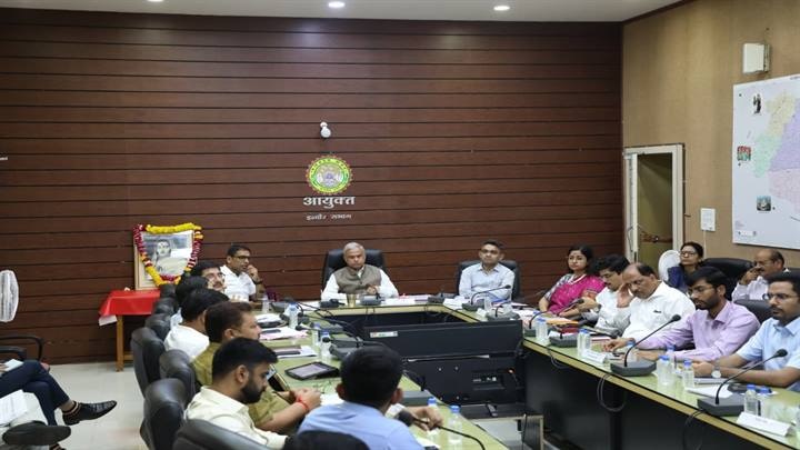 इंदौर संभागायुक्त ने कलेक्टर्स कॉन्फ्रेंस में निर्माण कार्यों पर की गहन समीक्षा इंदौर संभागायुक्त ने कलेक्टर्स कॉन्फ्रेंस में निर्माण कार्यों पर की गहन समीक्षा