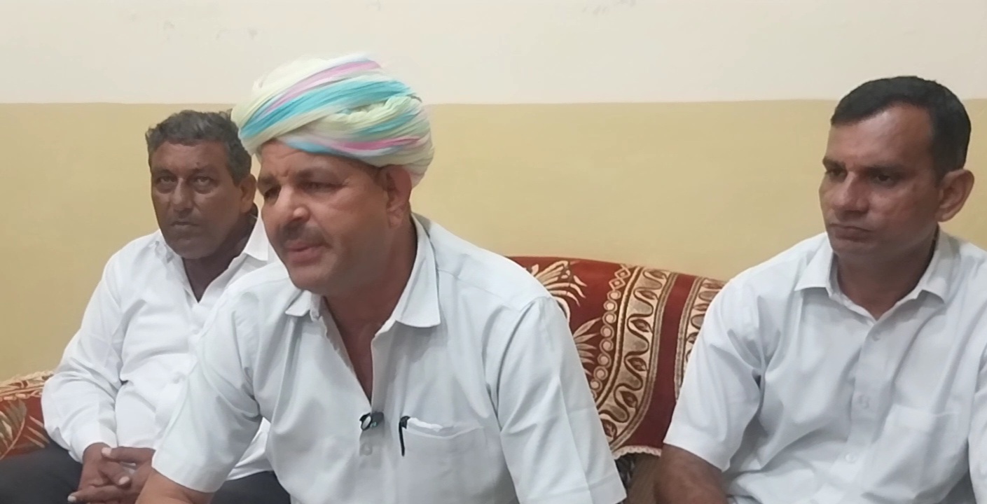 चित्तौड़गढ़ भूमि विकास बैंक की योजनाओं की जानकारी देते बैंक अध्यक्ष। चित्तौड़गढ़ भूमि विकास बैंक की योजनाओं की जानकारी देते बैंक अध्यक्ष।