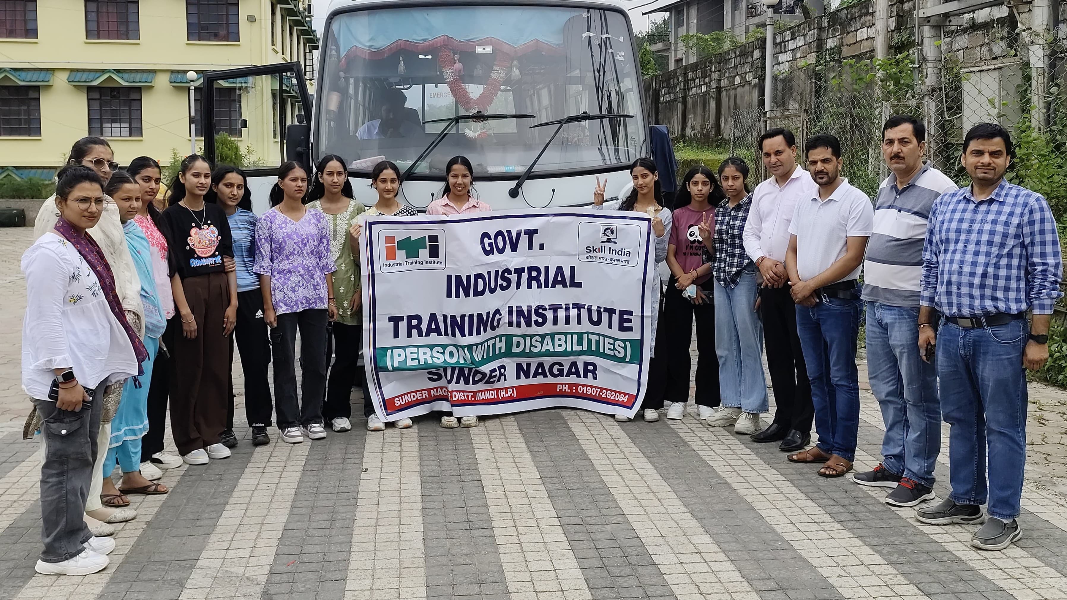 औद्योगिक संस्थान सुंदरनगर के छात्र। औद्योगिक संस्थान सुंदरनगर के छात्र।