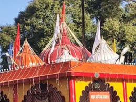 शिप्रा के त्रिवेणी घाट पर उमड़ा श्रद्धालुओं का सैलाब शिप्रा के त्रिवेणी घाट पर उमड़ा श्रद्धालुओं का सैलाब