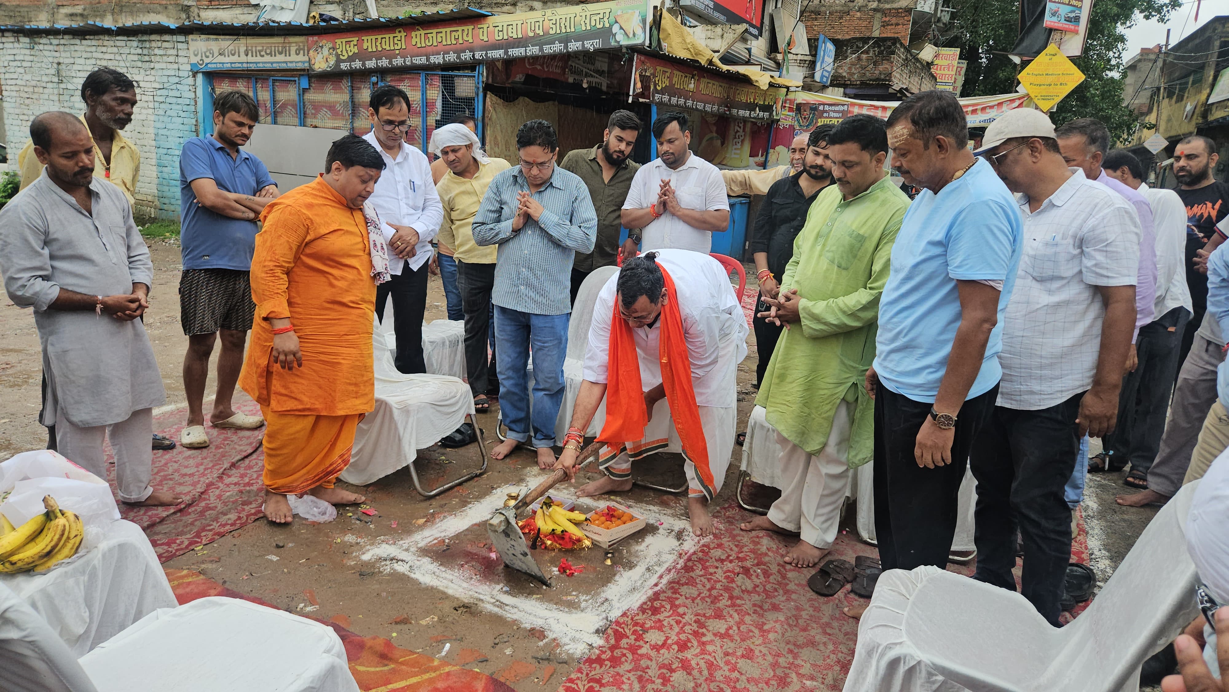 परियोजना का भूमि पूजन करते नगर विधायक रत्नाकर मिश्र व अन्य। परियोजना का भूमि पूजन करते नगर विधायक रत्नाकर मिश्र व अन्य।