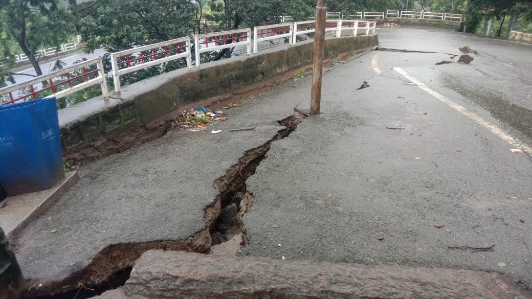 मंदिर में धंसी हुई सड़क की तस्वीर मंदिर में धंसी हुई सड़क की तस्वीर