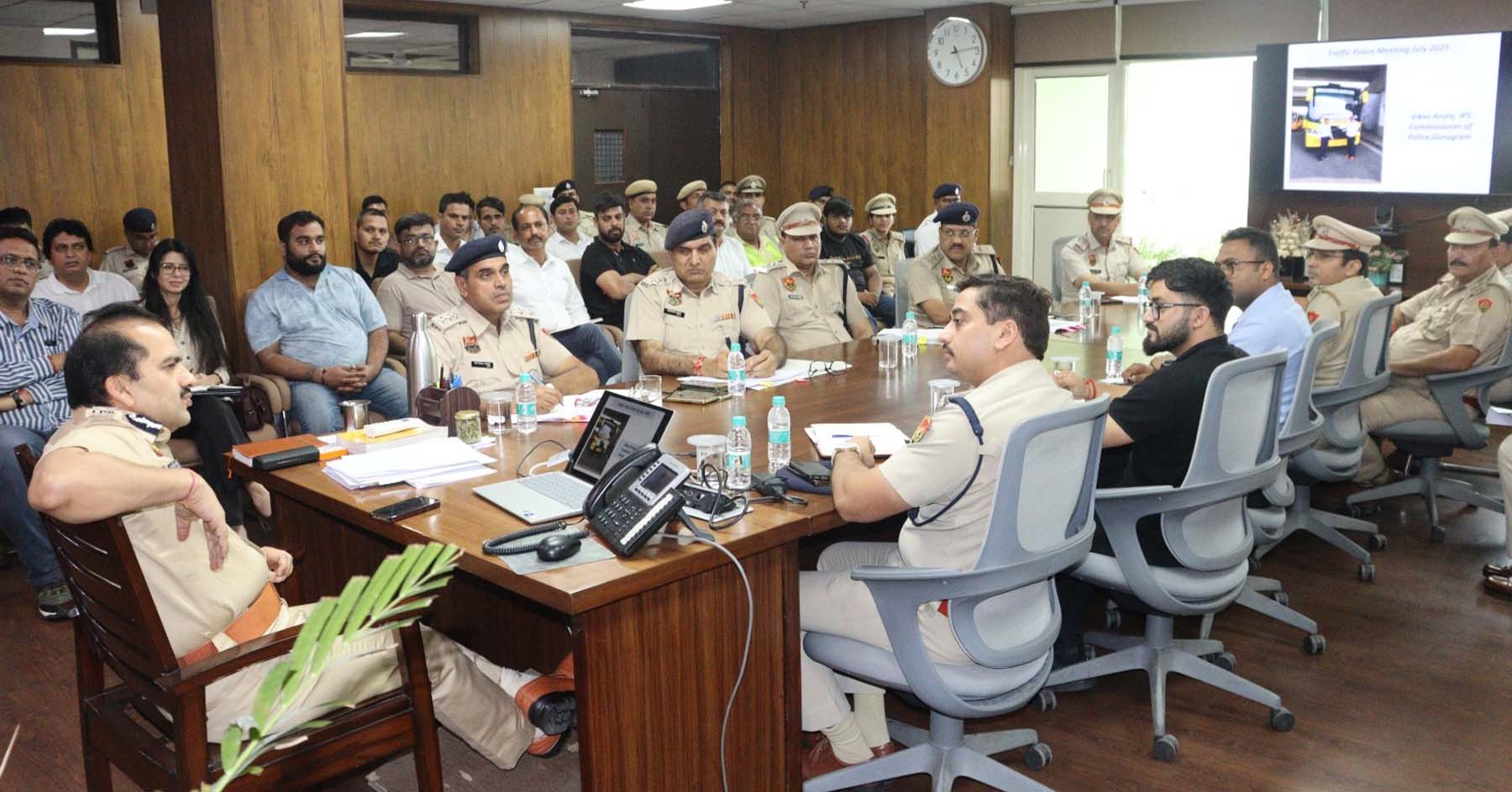गुरुग्राम स्थित अपने कार्यालय में यातायात पुलिस अधिकारियों की बैठक लेते पुलिस आयुक्त विकास कुमार अरोड़ा।