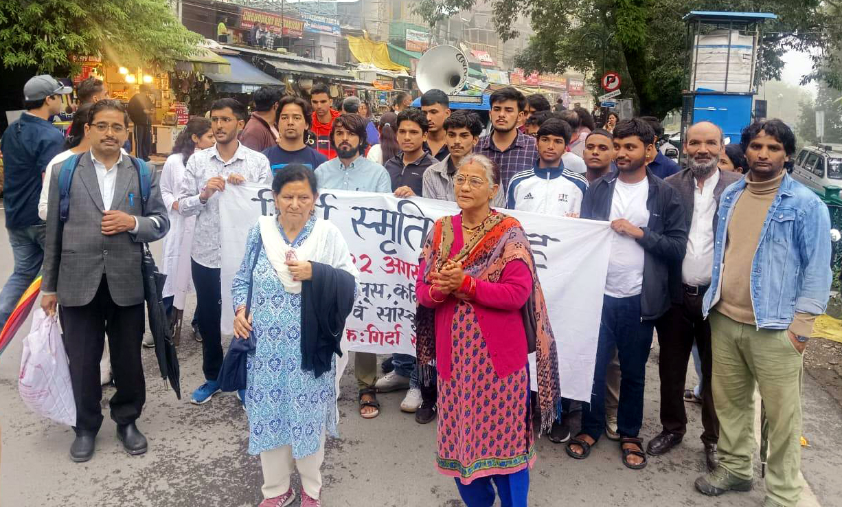 गिर्दा स्मृति मंच के द्वारा निकाले गये जुलूस मे शामिल स्वर्गीय गिर्दा की धर्मपत्नी एवं अन्य। गिर्दा स्मृति मंच के द्वारा निकाले गये जुलूस मे शामिल स्वर्गीय गिर्दा की धर्मपत्नी एवं अन्य।