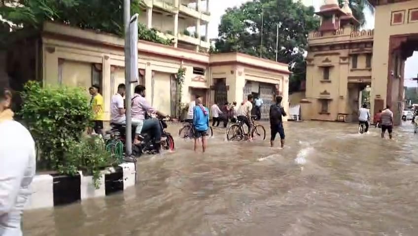 बारिश के बाद वाराणसी में सड़कों पर व बीएचयू में जलभराव का दृष्य बारिश के बाद वाराणसी में सड़कों पर व बीएचयू में जलभराव का दृष्य