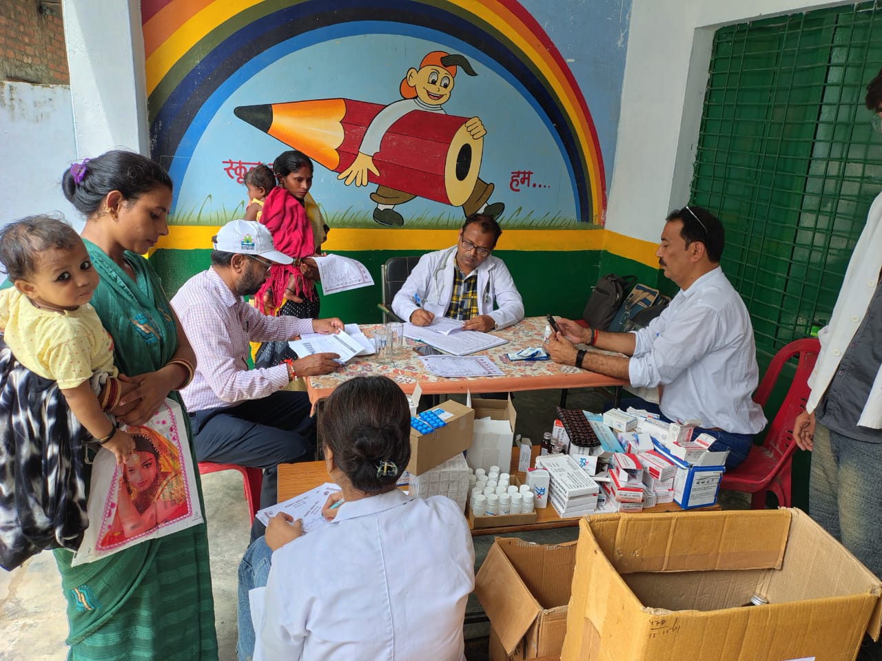 बाढ़ प्रभावित क्षेत्रों का जाएज़ा लेते सी एम ओ व अन्य बाढ़ प्रभावित क्षेत्रों का जाएज़ा लेते सी एम ओ व अन्य