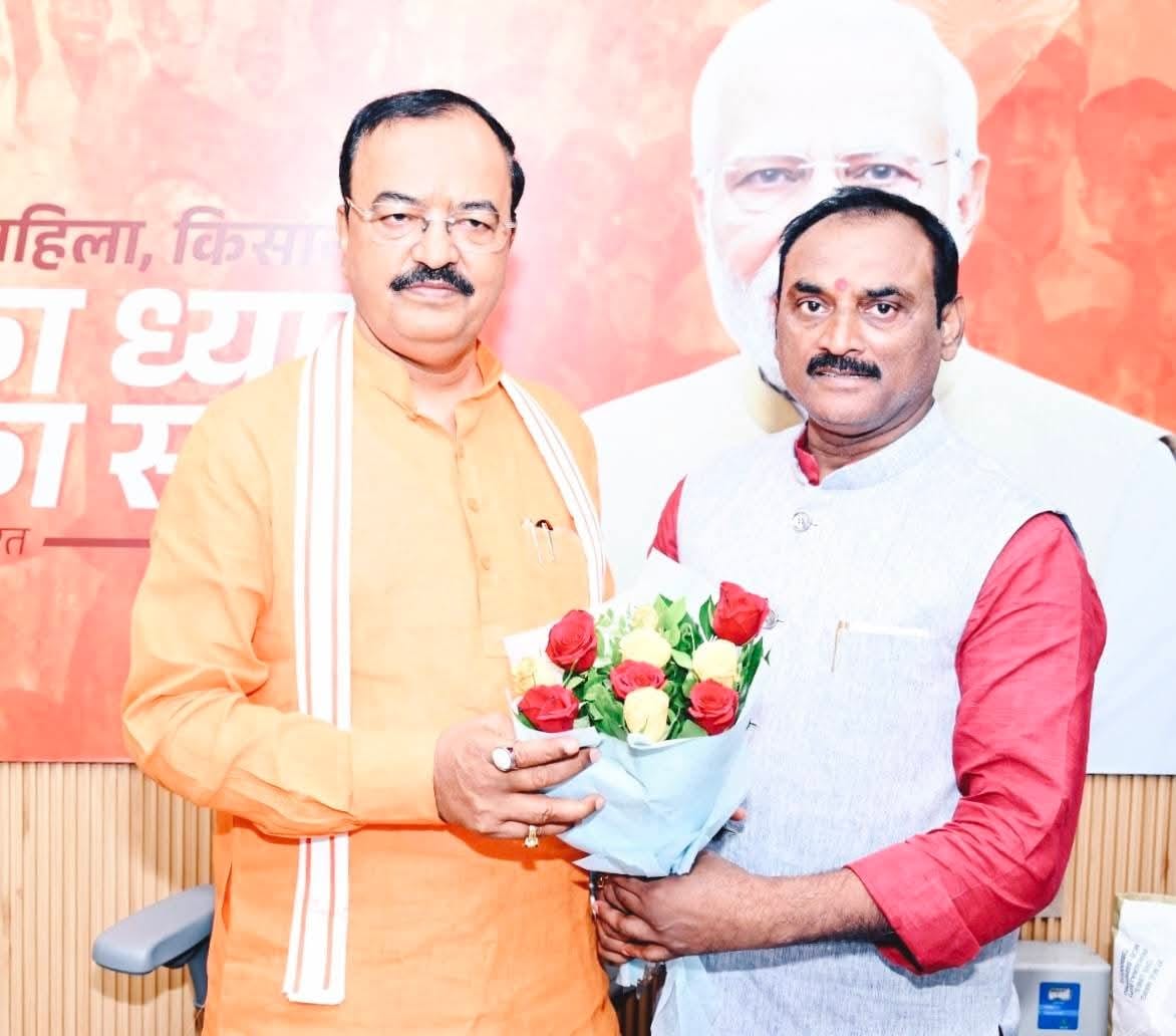 उपमुख्यमंत्री केशव प्रसाद मौर्य के लखनऊ स्थित कार्यालय पर मुलाकात करते हुए प्रयागराज महानगर अध्यक्ष संजय गुप्ता का छाया चित्र