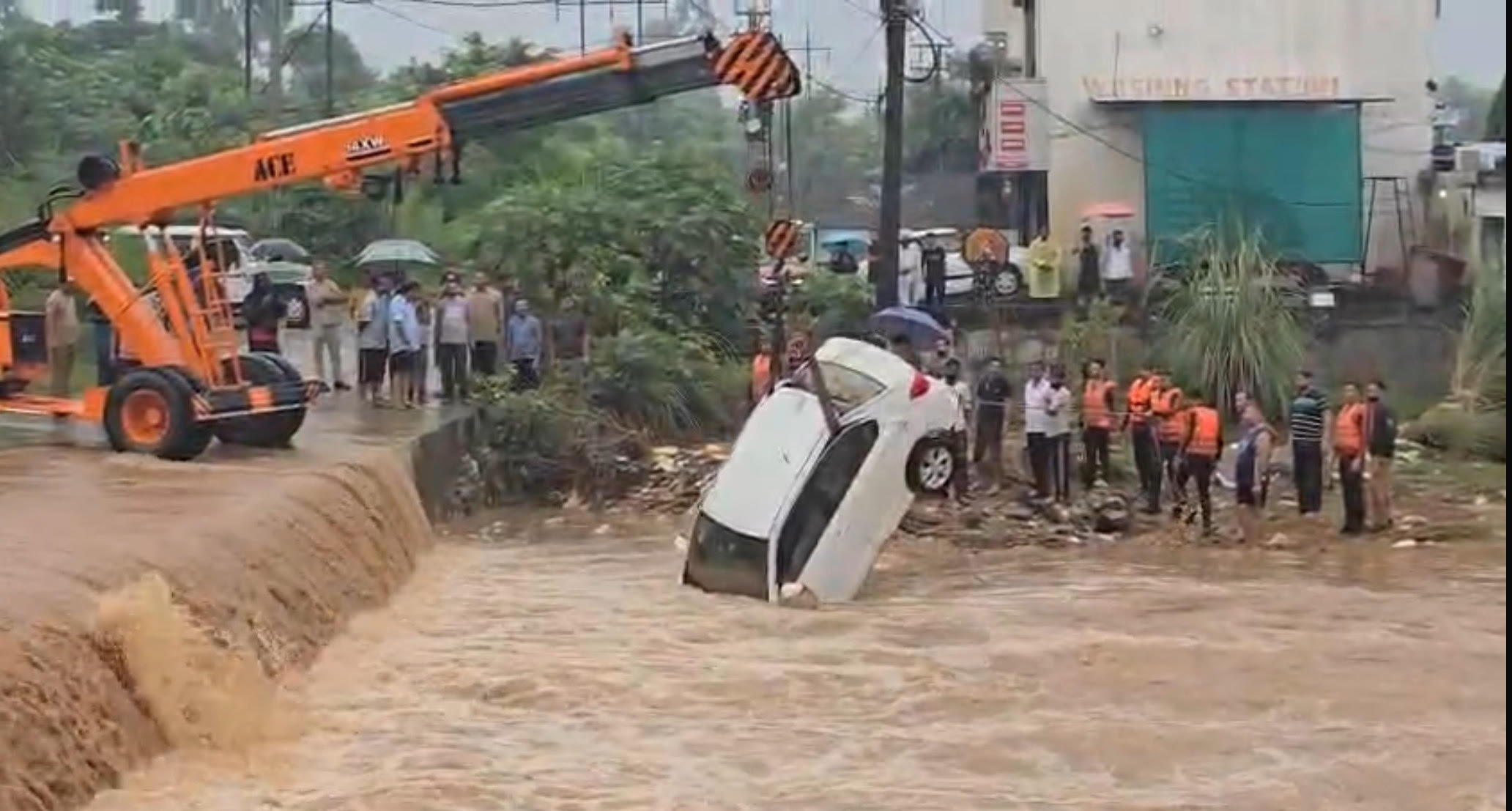 Car washed away in flood due to heavy rain, driver dies Car washed away in flood due to heavy rain, driver dies
