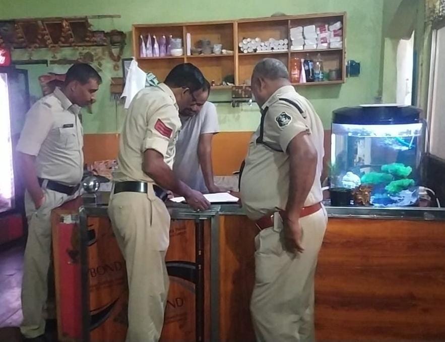 कार्रवाई करती हुई पुलिस। कार्रवाई करती हुई पुलिस।