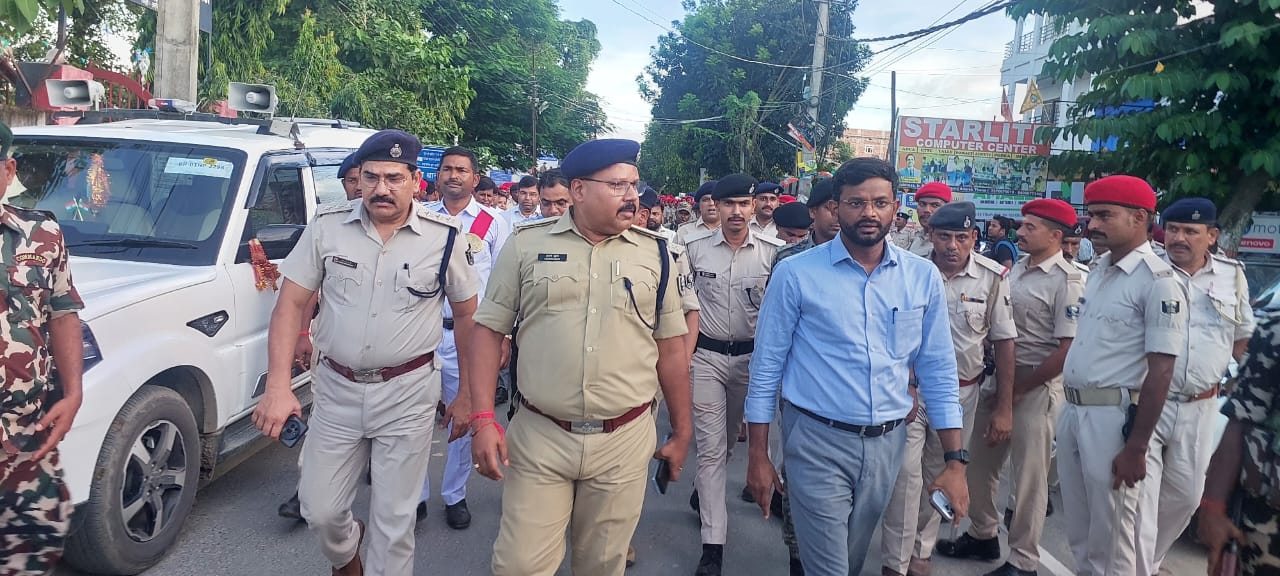 अररिया फोटो:डीएम और एसपी फ्लैग मार्च में अररिया फोटो:डीएम और एसपी फ्लैग मार्च में