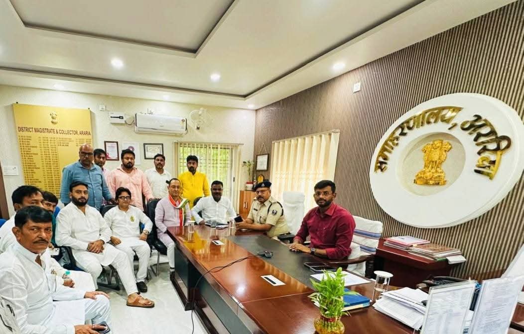 अररिया फोटो:डीएम एसपी से मुलाकात करते राजद और कांग्रेस नेता अररिया फोटो:डीएम एसपी से मुलाकात करते राजद और कांग्रेस नेता
