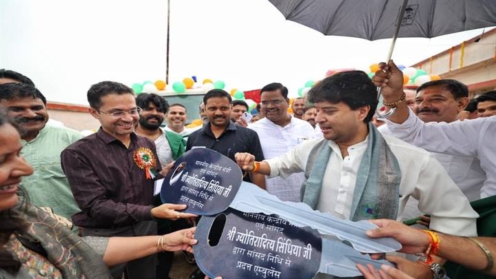 अशोकनगर और चंदेरी को सिंधिया की सौगात अशोकनगर और चंदेरी को सिंधिया की सौगात