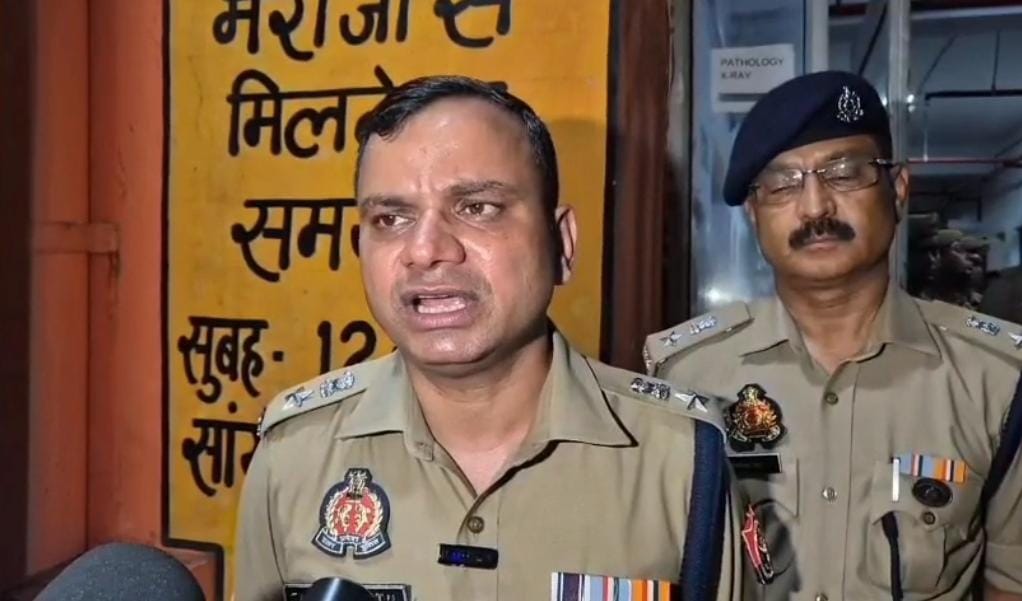 लड़कियों को बंधक बनाकर दुष्कर्म करने और उनसे देह व्यापार कराने के दो आरोपित मुठभेड़ में गिरफ्तार होने की जानकारी देते वरिष्ठ पुलिस अधीक्षक सतपाल अंतिल।