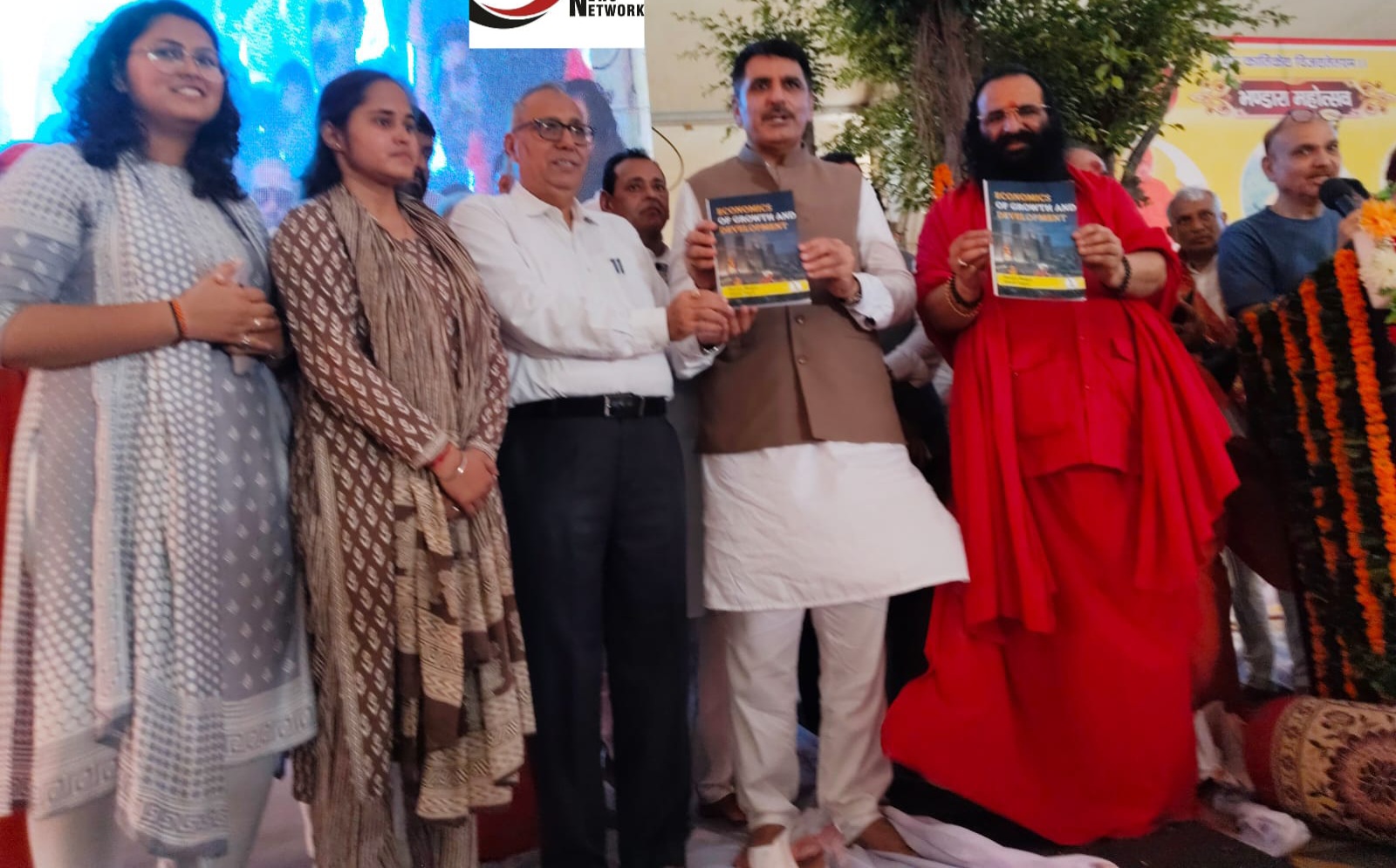 पुस्तक का विमोचन करते हुए पुस्तक का विमोचन करते हुए