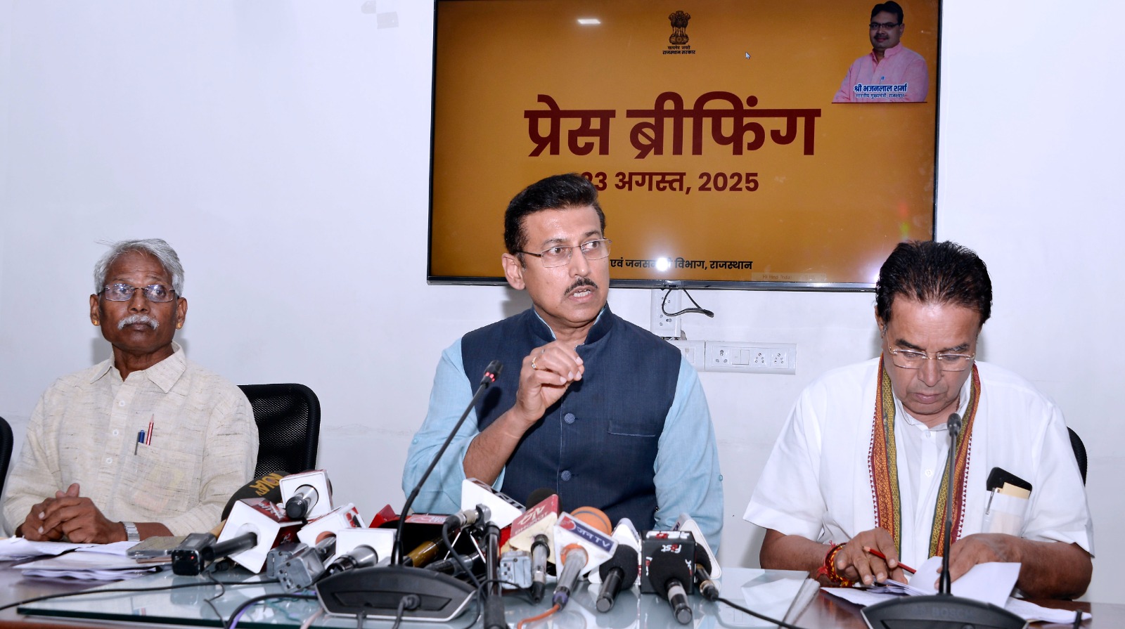राज्य मंत्रिमंडल की बैठक की जानकारी देते हुए उद्योग मंत्री राज्यवर्धनसिंह राठौड़। राज्य मंत्रिमंडल की बैठक की जानकारी देते हुए उद्योग मंत्री राज्यवर्धनसिंह राठौड़।