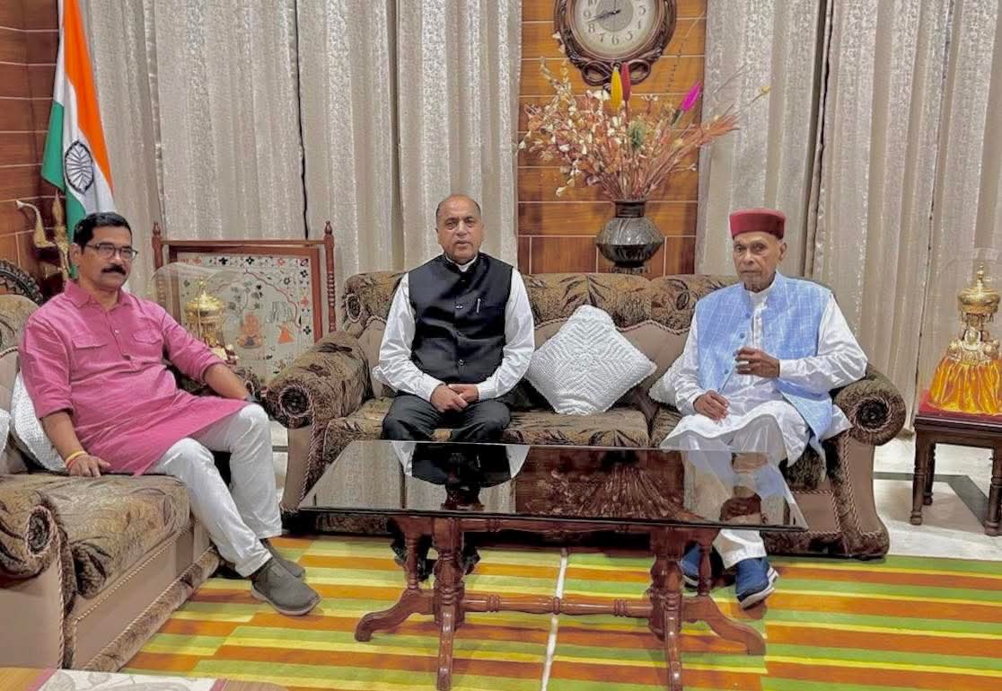 पूर्व मुख्यमंत्री प्रोफेसर प्रेम कुमार धूमल से मुलाकात करते जय राम ठाकुर और भाजपा संगठन मंत्री सिद्धार्थन पूर्व मुख्यमंत्री प्रोफेसर प्रेम कुमार धूमल से मुलाकात करते जय राम ठाकुर और भाजपा संगठन मंत्री सिद्धार्थन